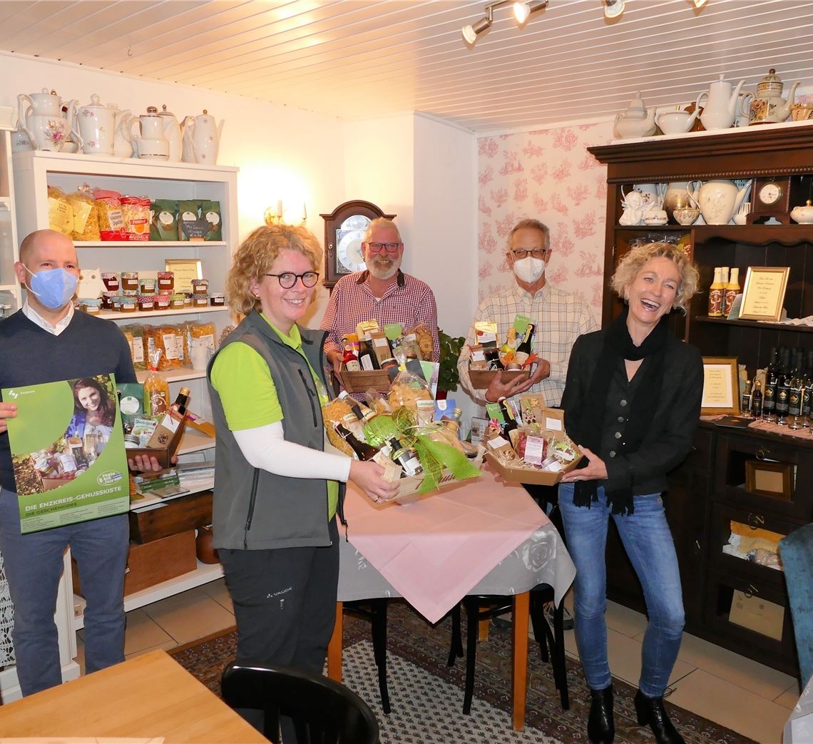 Dr. Daniel Sailer (v.li.), Cornelia Burghardt (Lohwiesenhof), Ralf Bischoff (Tante Käthe), Bernhard Reisch und Sabine Büttner (Eichhälderhof). Foto: Peche