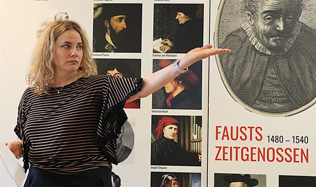 Dr. Denise Roth gibt Einblicke in das Leben von Faust und Zeitgenossen. Fotos: Dr. Weber