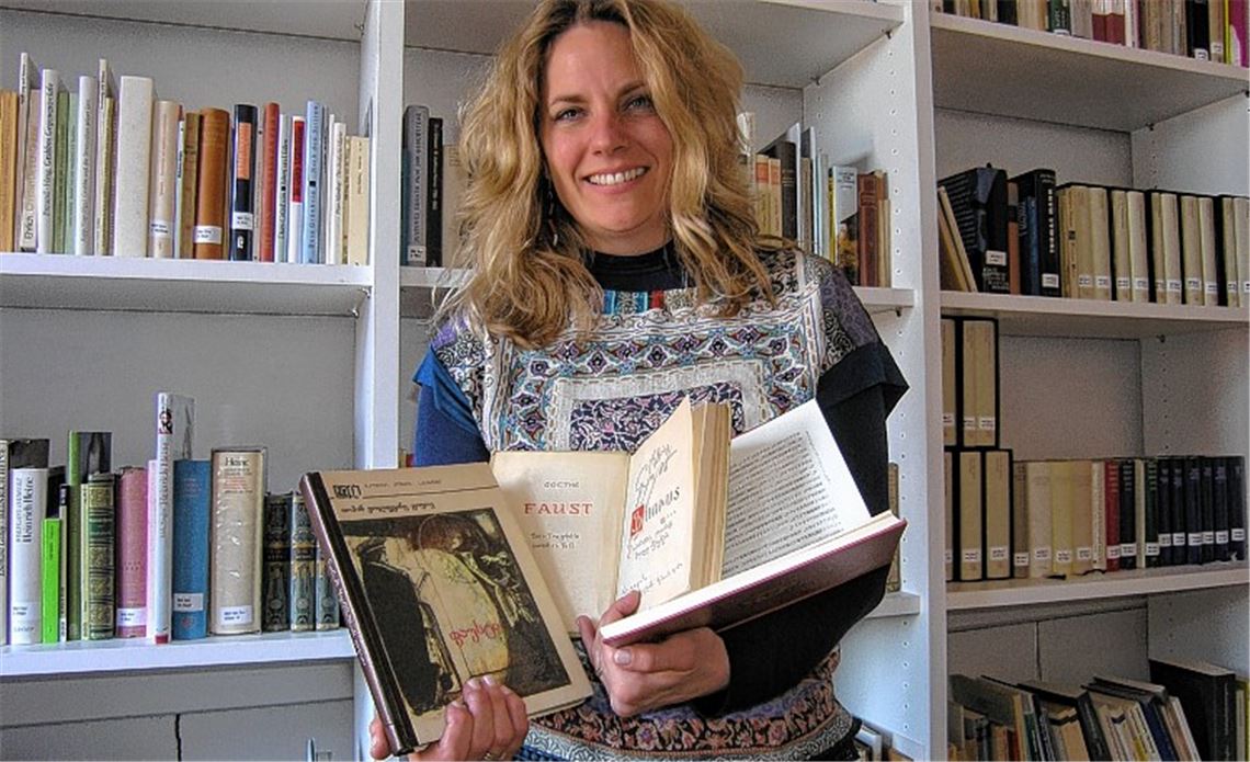 Dr. Denise Roth im Faust-Archiv, das unter anderem Übersetzungen des Goethe-Werks in die verschiedensten Sprachen bereithält – hier Versionen auf Georgisch, Armenisch und Japanisch.