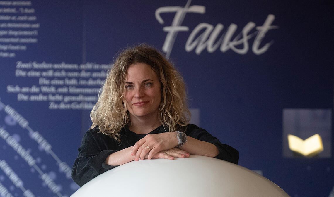 Dr. Denise Roth in einem der Räume des Faust-Museums, das in den kommenden Monaten geschlossen bleibt. Doch hinter den Kulissen wird kräftig gearbeitet. Foto: Fotomoment