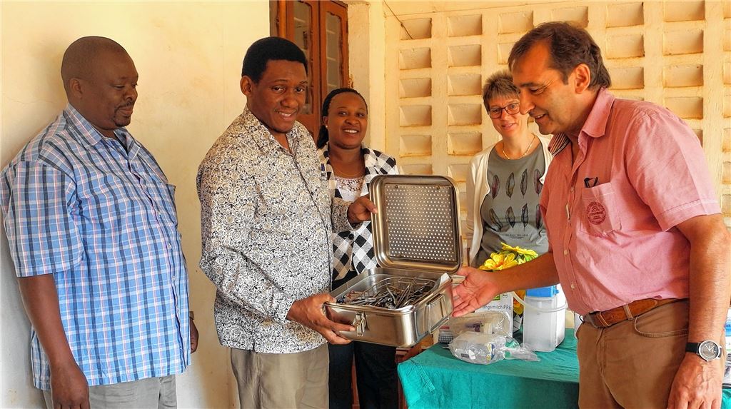 Dr. Erhard Kirschbaum (re.) im Sommer 2018 bei einem seiner vielen Besuche in Masasi, wo er medizinische Spenden an das Mkomaindo-Hospital übergibt.Archiv