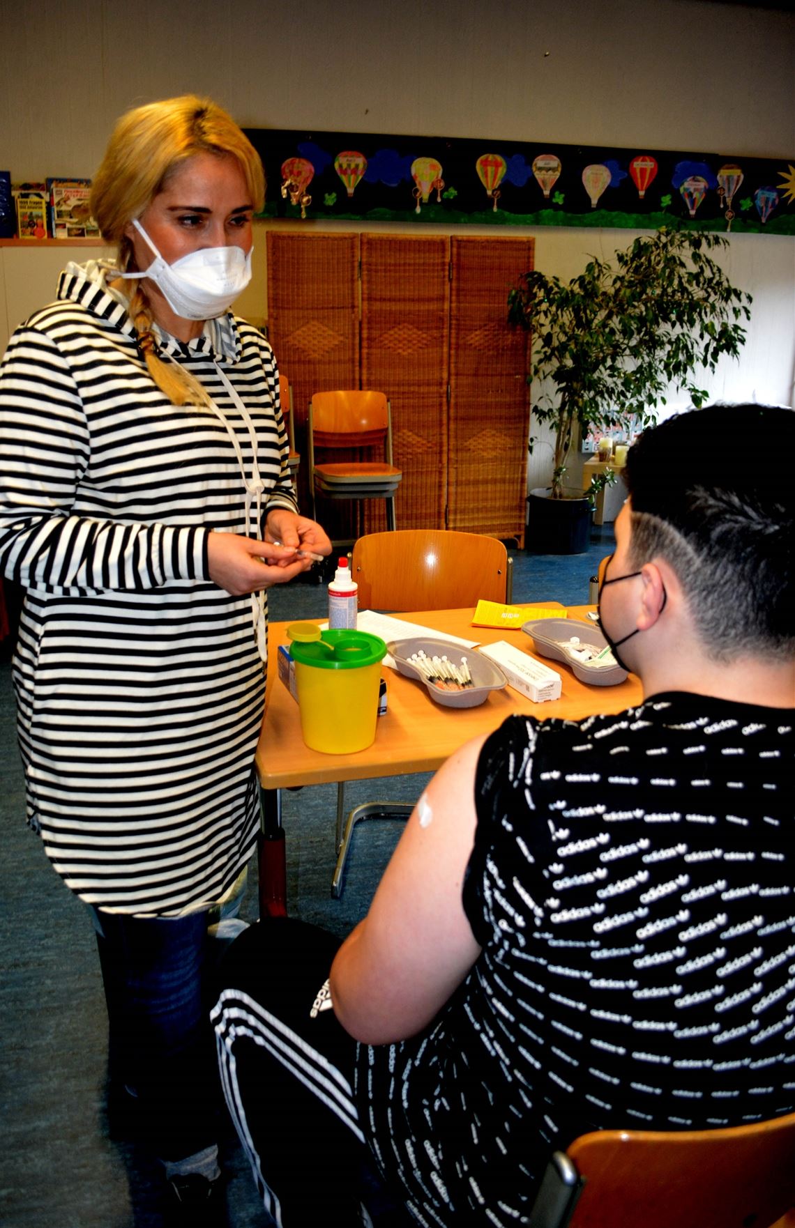 Dr. Esma Terlemez impft den 14-jährigen Cemal-Efe Adibelli. Foto: Stahlfeld