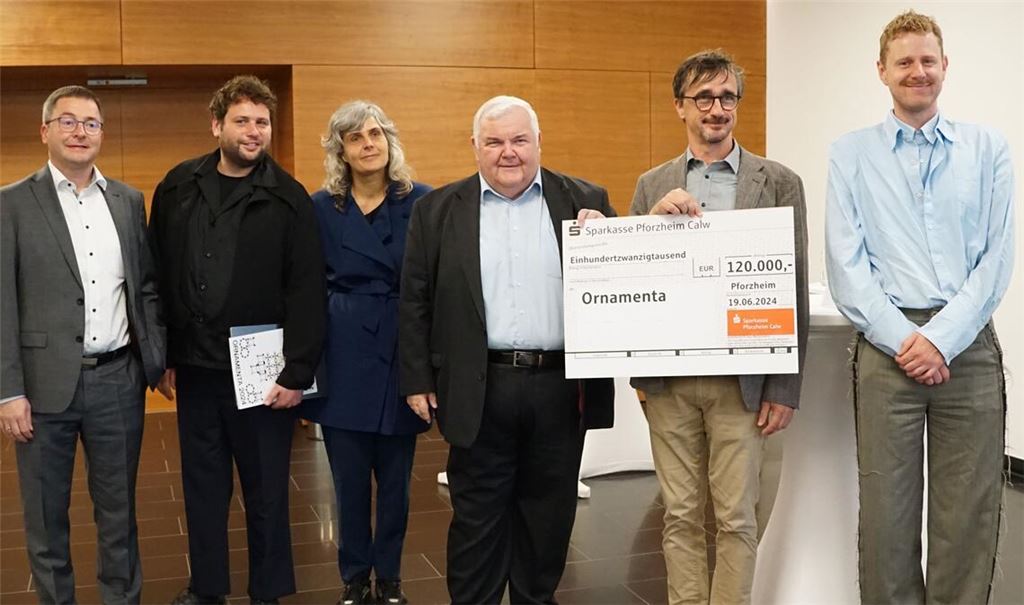 Dr. Georg Stickel (Vorstand Sparkasse Pforzheim Calw; v.li.), Jules van den Langenberg (Kurator), Katharina Wahl (Kuratorin), Hans Neuweiler (Vorstandsvorsitzender der Sparkasse Pforzheim Calw), Dr. Christian Saalfrank (Geschäftsführer der Ornamenta 2024) und Willem Schenk (Kurator). Foto: Bastian
