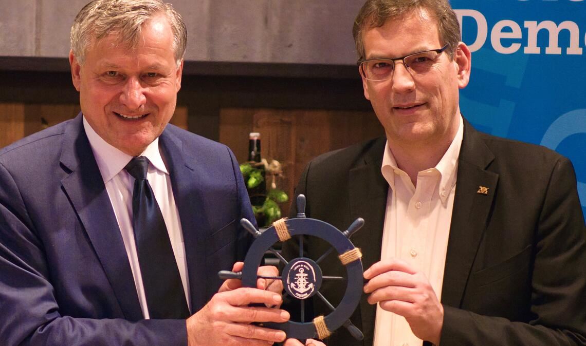 Dr. Hans-Ulrich Rülke (li.) übergibt das Ruder beim Kreisverband der Liberalen symbolhaft an Erik Schweickert. Foto: privat