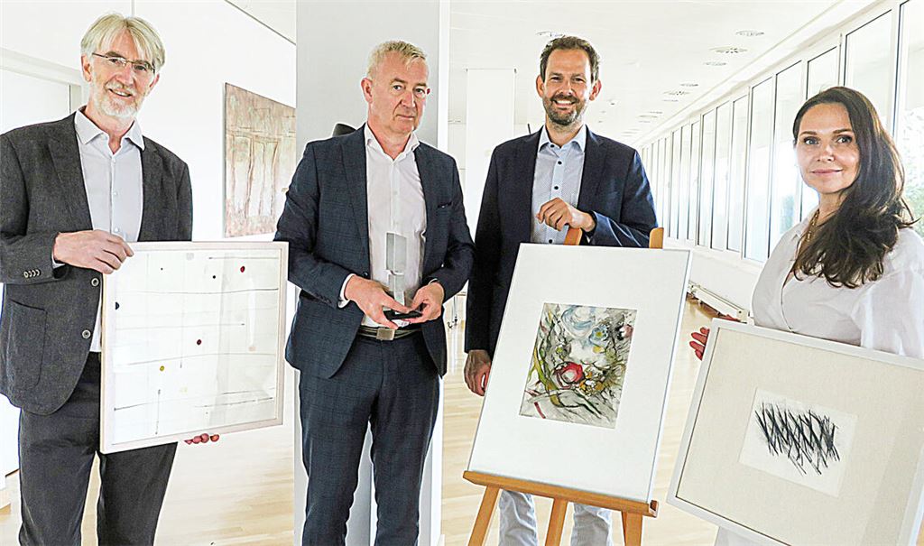 Dr. Henrik Rentz-Reichert (v.li.) und Martin Reichert übergeben 30 Kunstwerke aus dem Nachlass von Dr. Heinz Reichert an Landrat Bastian Rosenau und seine persönliche Referentin Sandra Kohler, die auch die Kunstsammlung des Kreises verwaltet. Foto: Enzkreis/Joos,