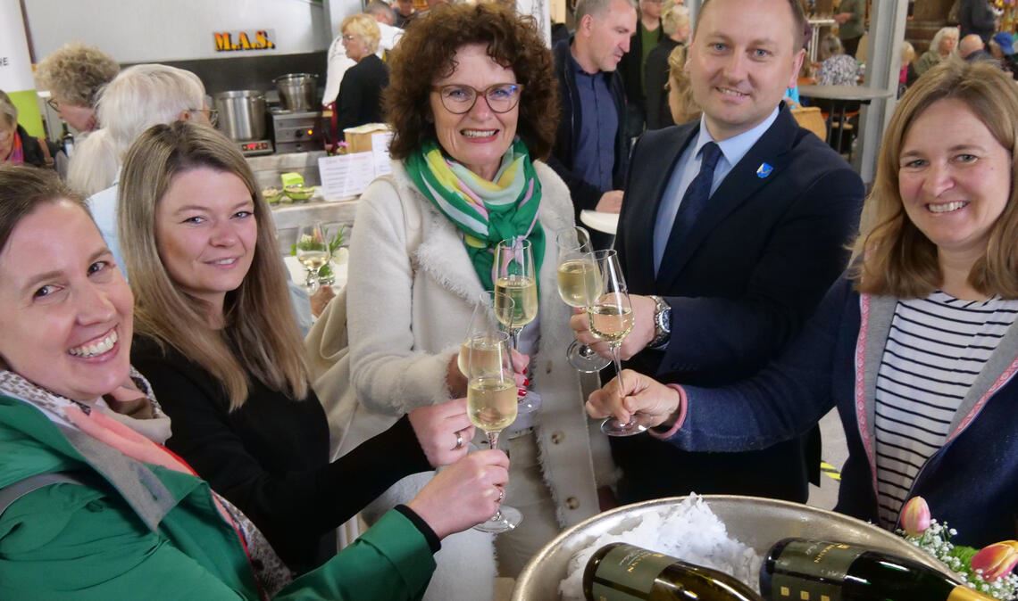 Dr. Hilde Neidhardt, Antonia Walch, Diana Danner, Simon Bolg und Annette Häußermann (v. li.)) stoßen auf die GenussScheune 2024 an. Foto: Friedrich