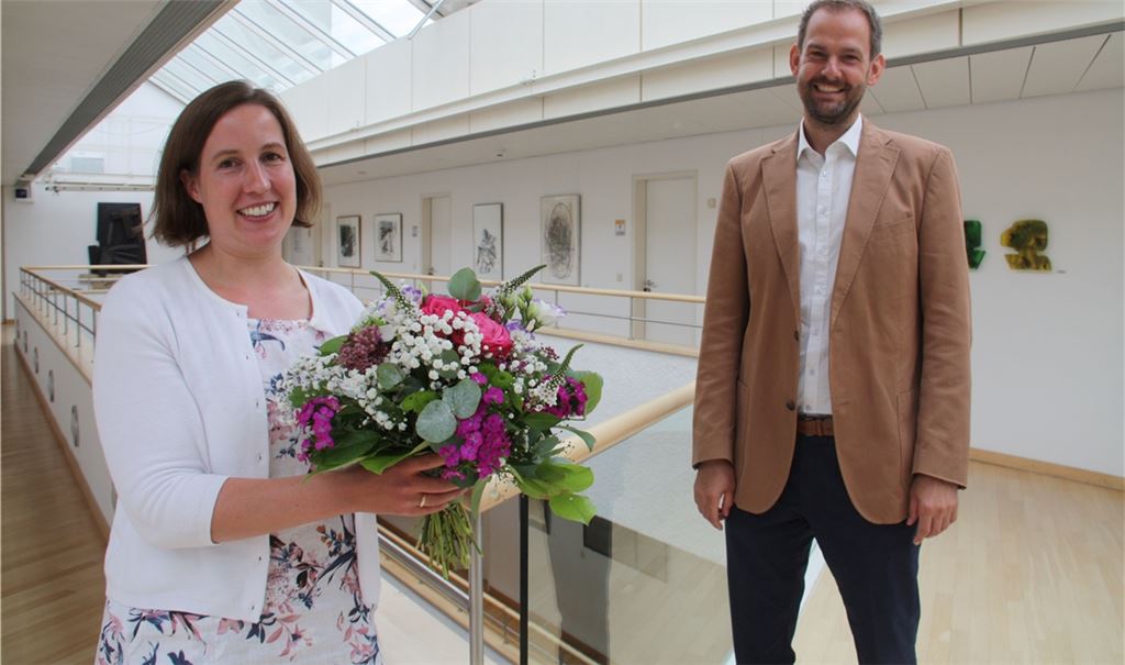 Dr. Hilde Neidhardt ist die neue Erste Landesbeamtin im Landratsamt Enzkreis. Landrat Bastian Rosenau begrüßt seine Kollegin und Stellvertreterin mit einem Strauß. Foto: Enzkreis