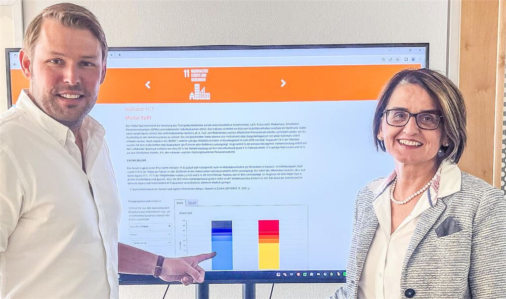 Dr. Jannis Hoek und Edith Marqués Berger freuen sich über das neue Dashboard des Enzkreises, an dem sich zum Beispiel die Verteilung des Transportaufkommens auf die unterschiedlichen Verkehrsmittel ablesen lässt. Foto: Enzkreis/Heike Wezel