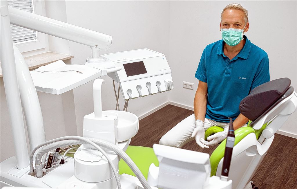 Dr. Jens Hanf in seiner Praxis in Illingen: Beim Zahnarzt gehören strenge Hygienemaßnahmen zum Standard, dennoch sind viele Patienten verunsichert – und ein Grund sei die Politik.Fotomoment