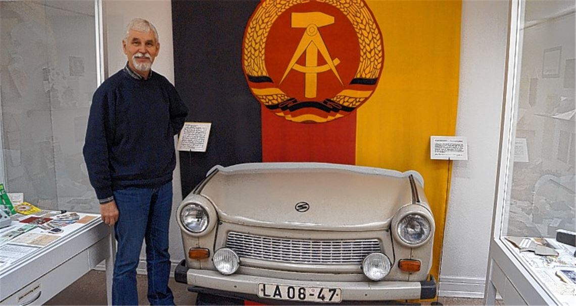 Dr. Johann Wachtler, ehemaliger Lehrer am Mühlacker Theodor-Heuss-Gymnasium, betreute das DDR-Museum bis 2010. Sein Nachfolger ist Jürgen Gorenflo. Fotos: Czop