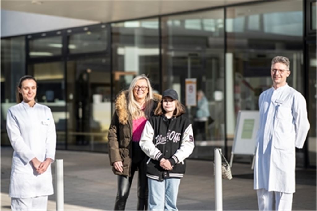 Dr. Jonas Apitzsch (v.re.) empfängt seine Patientin Laura Pintauer und ihre Mutter Suzana gemeinsam mit seiner Assistenzärztin Nour Maalouf im Helios Klinikum. Foto: Dr. Michael Klopp