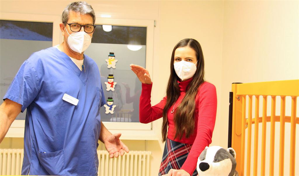 Dr. Kai Siedler, Chefarzt Kinder- und Jugendmedizin am Helios-Klinikum in Pforzheim, spricht mit der Bereichsleitung der Kinderstation, Judith Strate, über die – sehr hohen – Belegzahlen in der Kinderklinik. Foto: privat