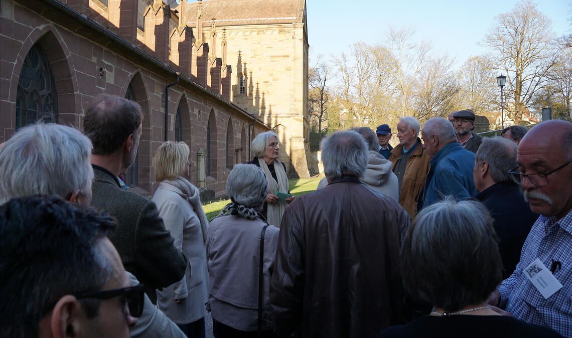 Dr. Karin Ehlers führt die Tagungsteilnehmer durch die historischen Klosteranlagen in Maulbronn. Foto: Dr. Bastian