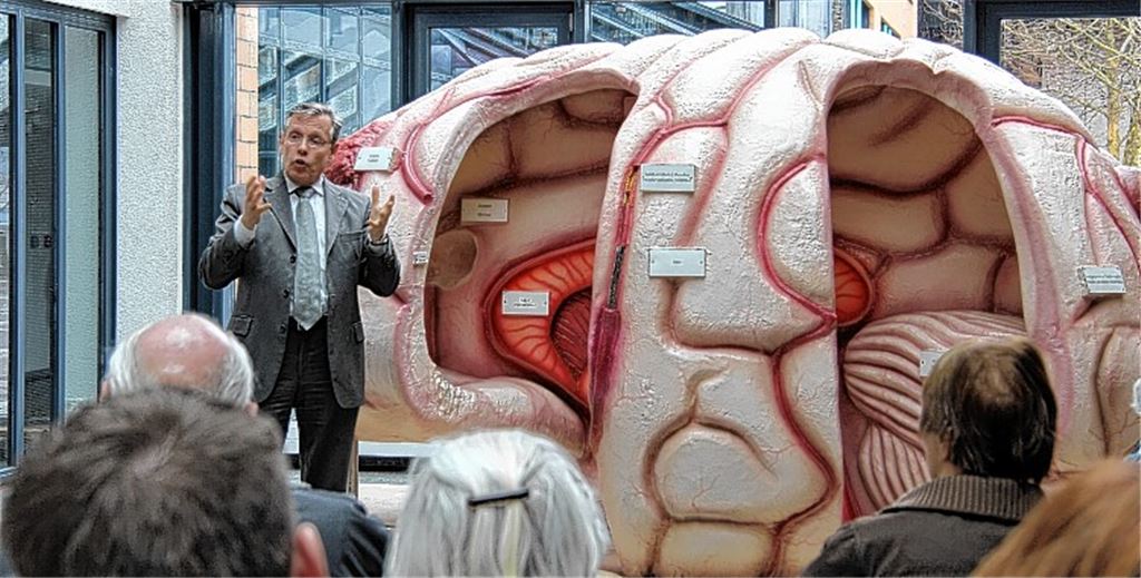 Dr. Karl-Heinz Müller erläutert den Zuhörern unter anderem, wie einer Demenz möglicherweise vorgebeugt werden kann.