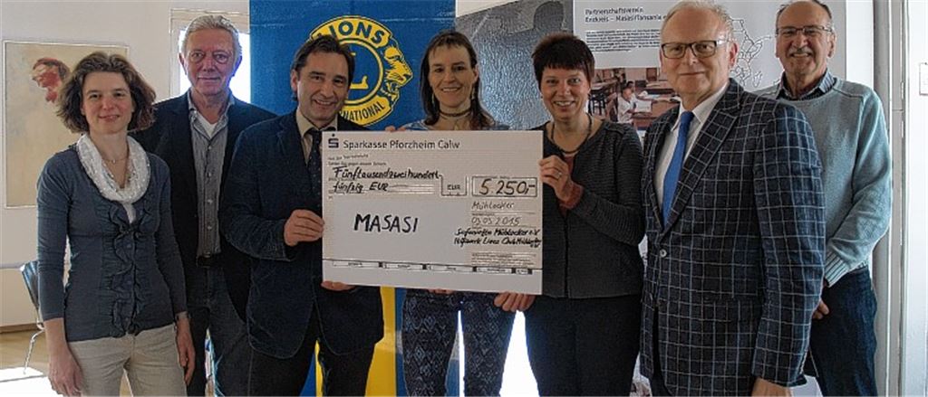 Dr. Kathrin Thumser-Dauth (Sinfonietta; v.li.), Dirigent Wolfhard Bickel, Dr. Erhard Kirschbaum, Sinfonietta-Schatzmeisterin Beate Klingenfuß, die Vorsitzende des Partnerschaftsvereins Angela Gewiese, Landrat Karl Röckinger und Professor Timm Voß, Schatzmeister des Partnerschaftsvereins.