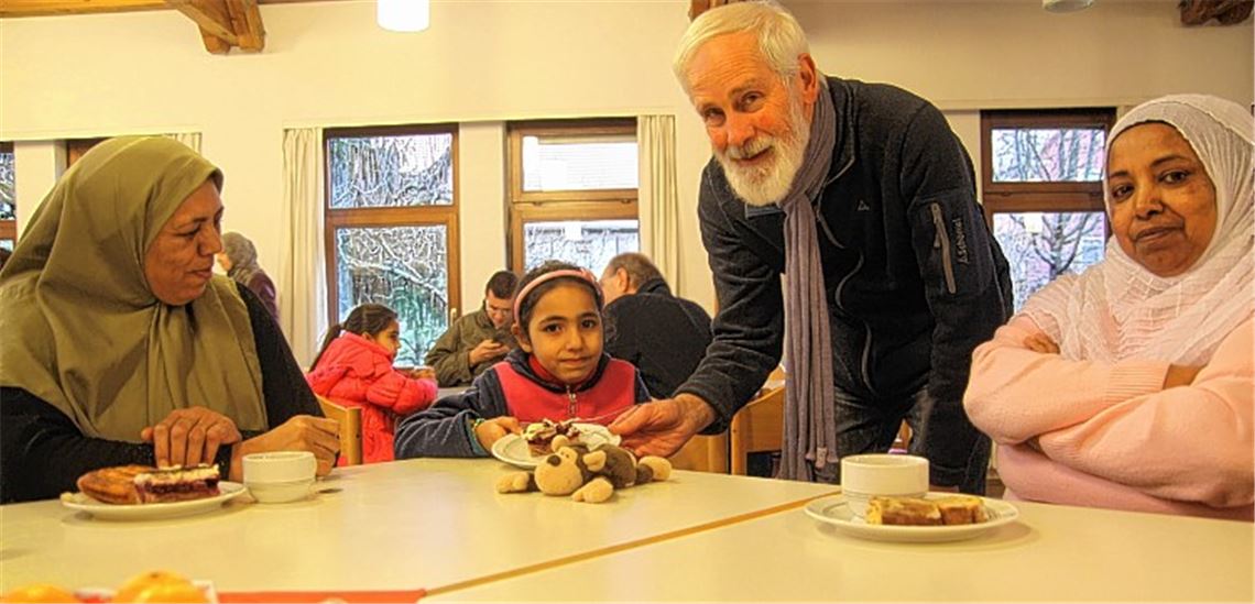 Dr. Manfred Budzinski mit der aus Syrien stammenden Erstklässlerin Zeynep. Rechts Dolmetscherin Fatma Abraham, die aus Eritrea stammt, aber schon lange in Mühlacker lebt.