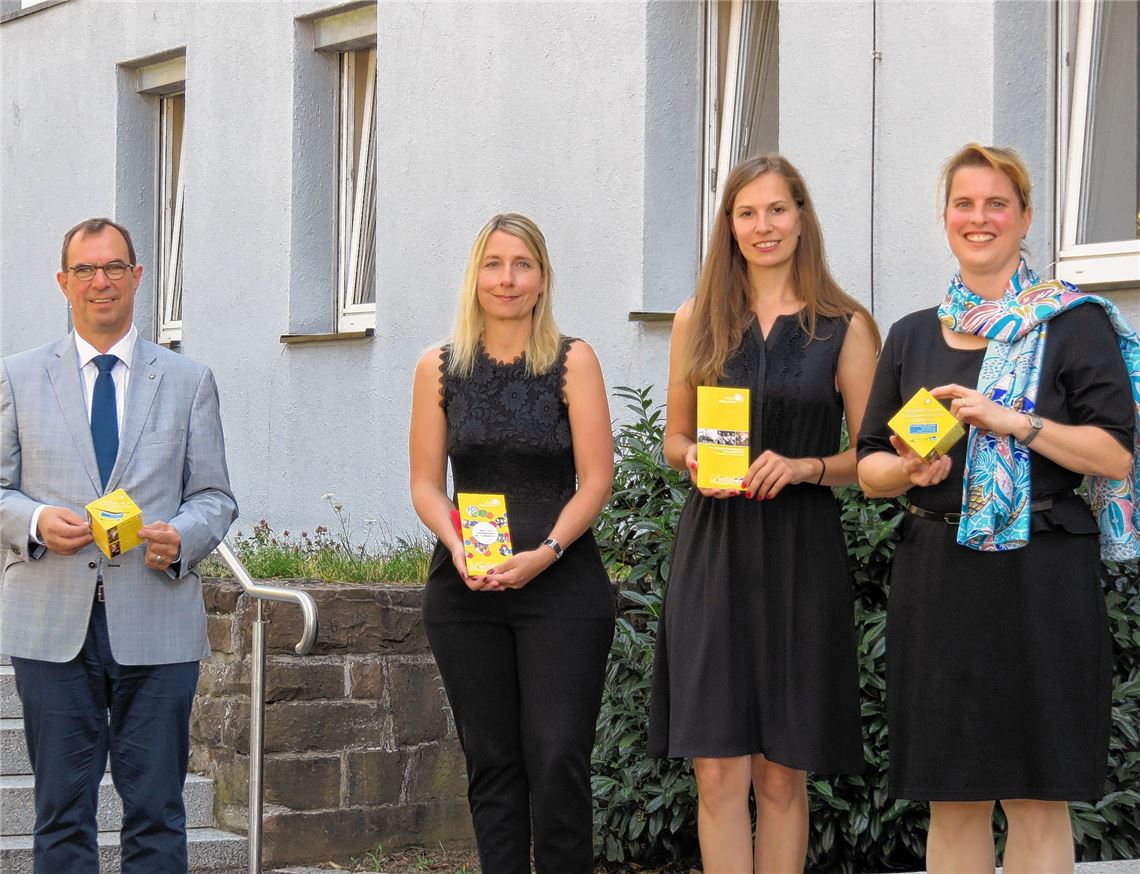 Dr. Martina Terp-Schunter (großes Bild v.re.) und ihre Mitarbeiterinnen Diana Klotz und Nicole Bessler stellen die neue Spielzeit vor, auf die sich auch OB Frank Schneider freut. Sie präsentieren die Programmhefte und einen Springwürfel, der sich beim Öffnen einer Postwurfsendung entfaltet und einen Überblick über die Vorstellungen gibt. In Mühlacker erwartet werden unter anderen der Kabarettist Heinrich del Core (26. September), die Schauspielerin Suzanne von Borsody (10. Oktober) und der Papierkünstler Ennio Marchetto (5. Dezember).Becker, Ralf Graner, Mirko Joerg Kellner, Sosthen Hennekam