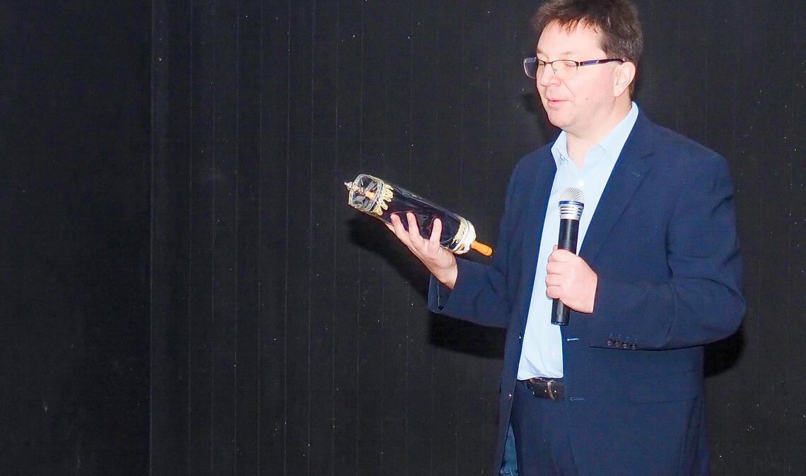 Dr. Michael Blume informiert die Achtklässler des Theodor-Heuss-Gymnasiums über Hintergründe und Gefahren des Antisemitismus. Mit einer Thorarolle erläutert er die Bedeutung des Judentums für die Entstehung der Alphabetschrift. Foto: Müller