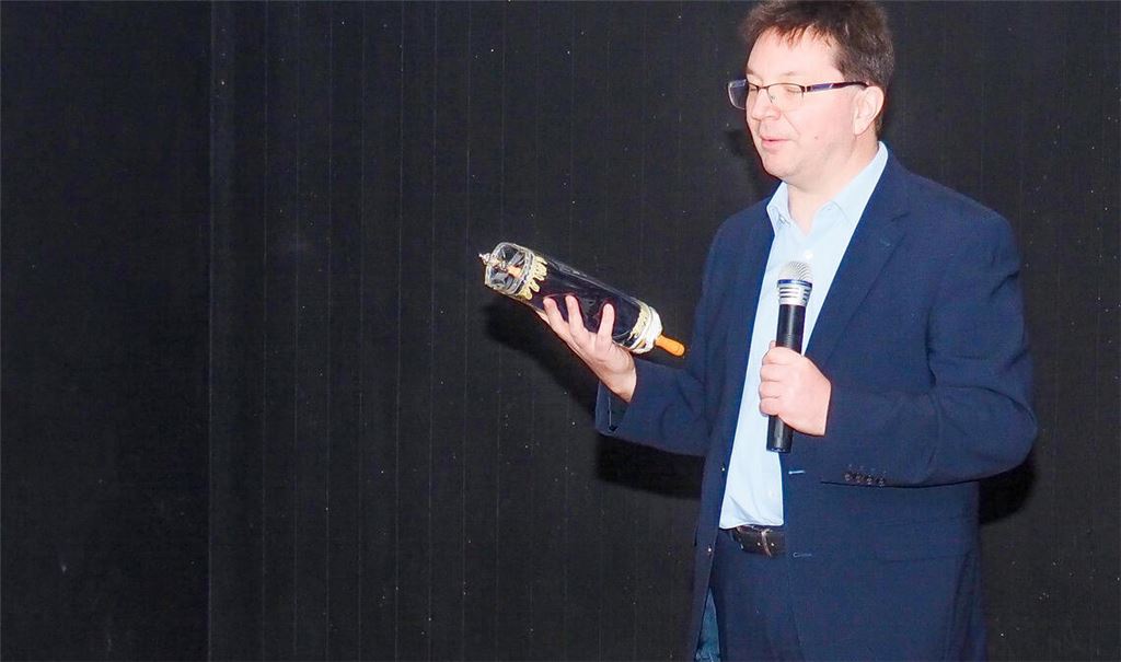 Dr. Michael Blume informiert die Achtklässler des Theodor-Heuss-Gymnasiums über Hintergründe und Gefahren des Antisemitismus. Mit einer Thorarolle erläutert er die Bedeutung des Judentums für die Entstehung der Alphabetschrift. Foto: Müller