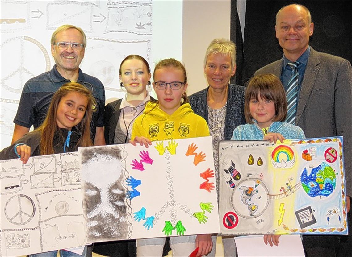 Plakate werben für den Weltfrieden