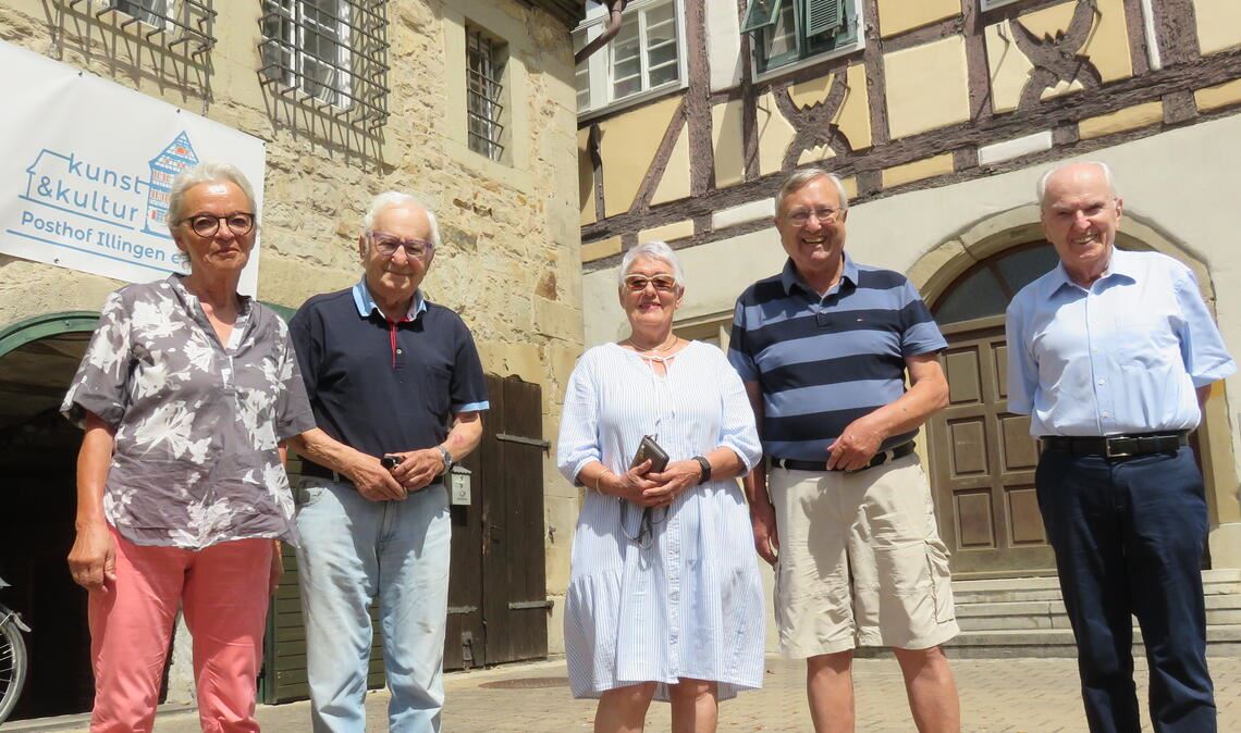 Dr. Monika Schmid-Welter (v.li.), Ewald Veigel, Margarete Schmid-Hager, Dr. Karl-Götz Arnold und Winfried Scheuermann vor dem Posthof-Gebäude und der Kelter. Foto: Becker