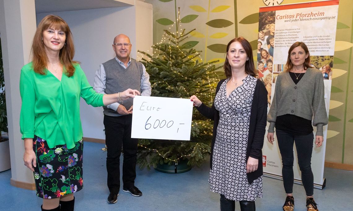Dr. Oana Krichbaum, Präsidentin der Deutsch-Rumänischen Gesellschaft (li.) übergibt gemeinsam mit Schatzmeisterin Klara Eiwen die Spende an Caritas-Direktor Frank Johannes Lemke und die Leiterin der „Frühen Hilfen“, Lea Grießer. Foto: privat