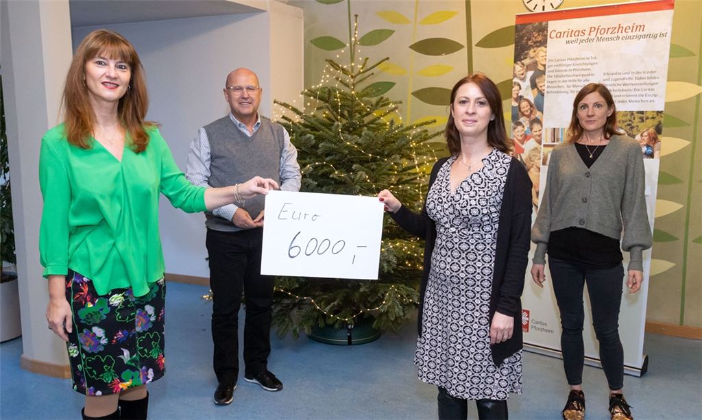 Dr. Oana Krichbaum, Präsidentin der Deutsch-Rumänischen Gesellschaft (li.) übergibt gemeinsam mit Schatzmeisterin Klara Eiwen die Spende an Caritas-Direktor Frank Johannes Lemke und die Leiterin der „Frühen Hilfen“, Lea Grießer. Foto: privat