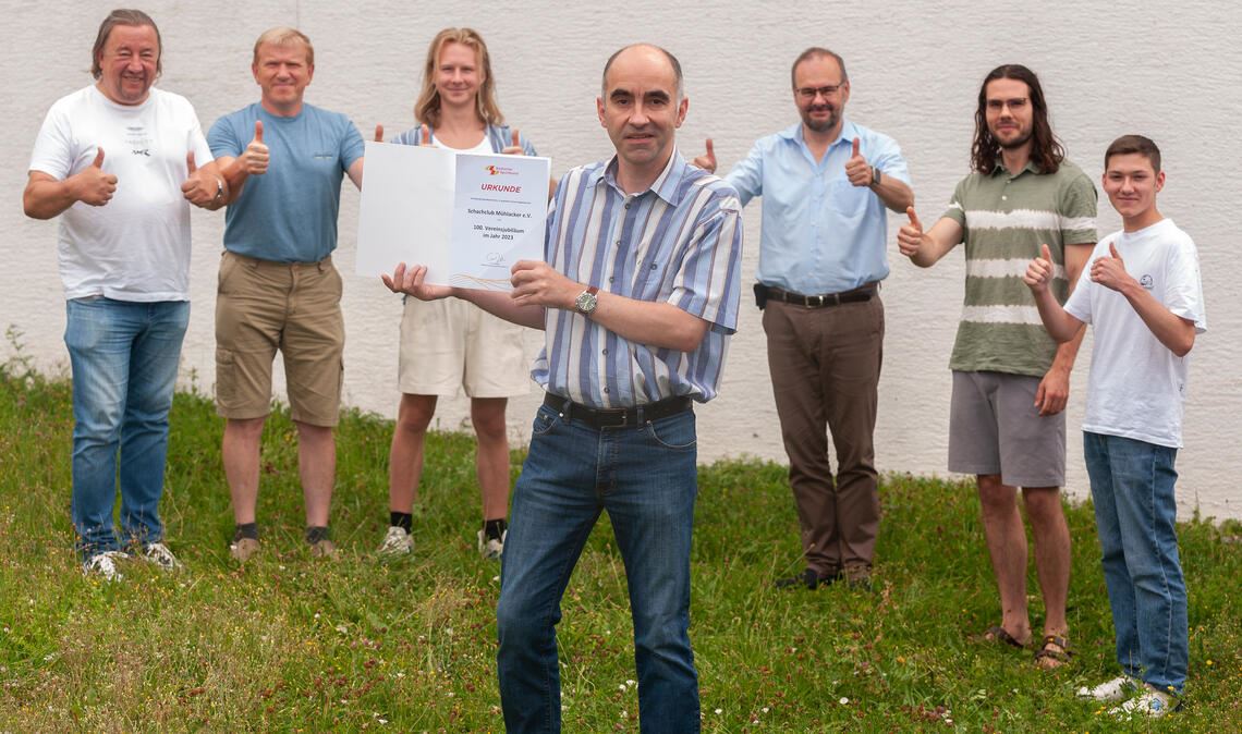 Schachclub trotzt allen Untergangs-Szenarien Dr. Peter Julisch (vorne) freute sich mit Spielern des Schachclub Mühlacker über die Ehrungsurkunde des Badischen Sportbund zum 100. Geburtstag.