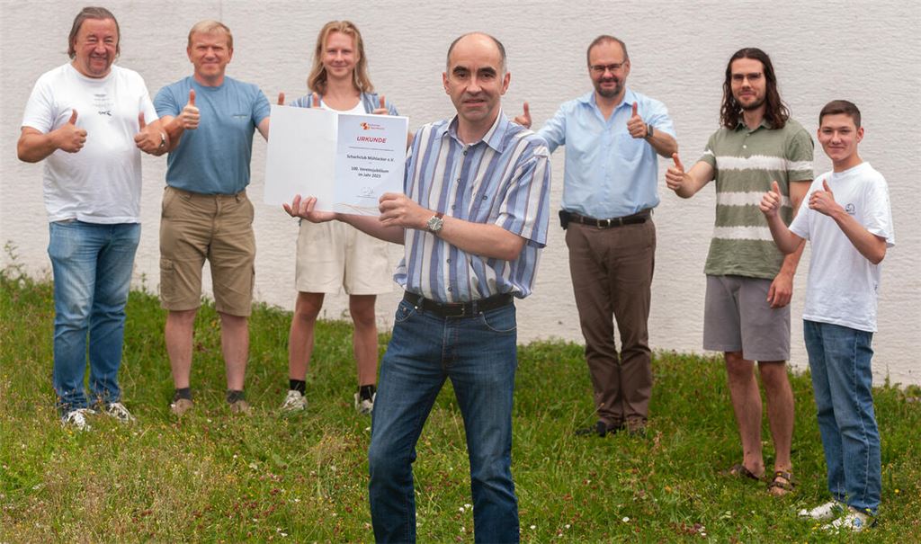 Dr. Peter Julisch (vorne) freute sich mit Spielern des Schachclub Mühlacker über die Ehrungsurkunde des Badischen Sportbund zum 100. Geburtstag. 