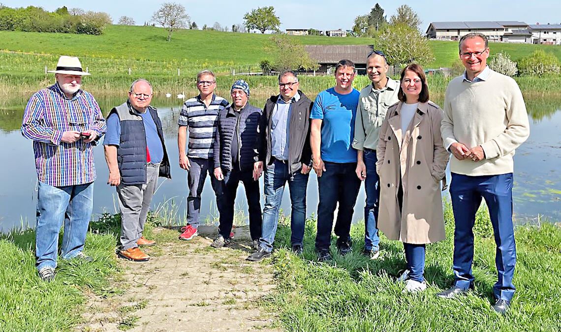 Dr. Peter Metz (v.li.), Günter Bächle, Ulrich Stüber, Matthias Trück, Oliver Höhner, Matthias Aichele, Michael Kiontke, Nadine Petri und Gunther Krichbaum am Wullesee, der zurzeit einen guten Eindruck macht, auch wenn es noch Probleme gibt. Foto: privat