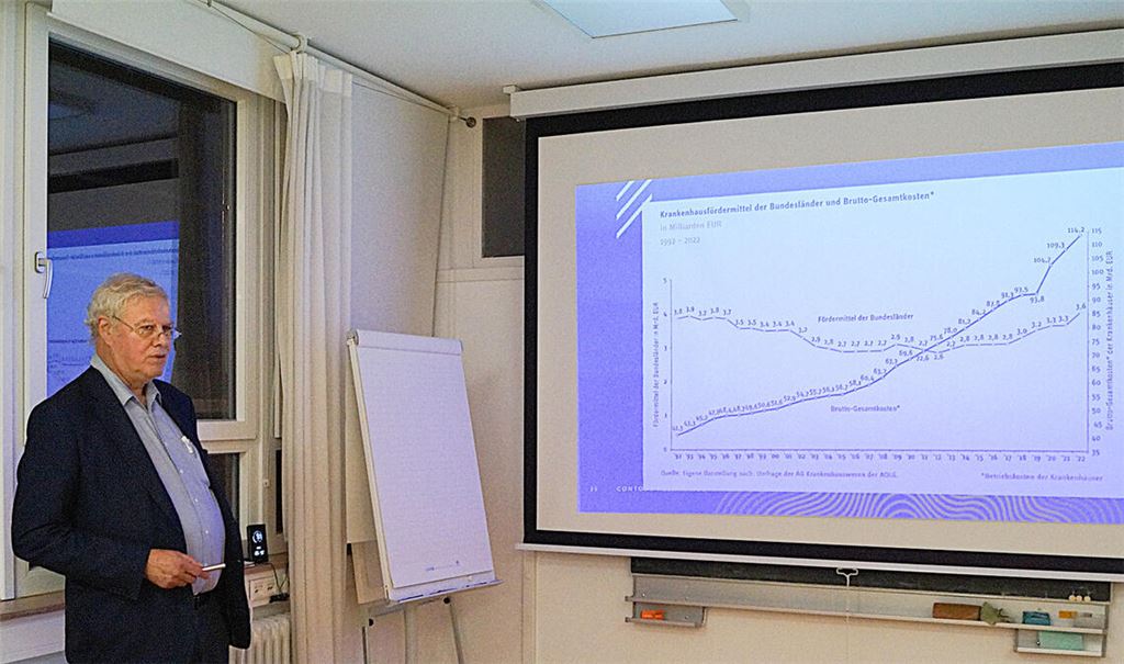 Dr. Peter Napiwotzky erläutert die Tücken des Systems. Wie seine Kollegen und die Politik hat er im Moment keine endgültige Lösung für die Probleme parat.  Foto: Czop