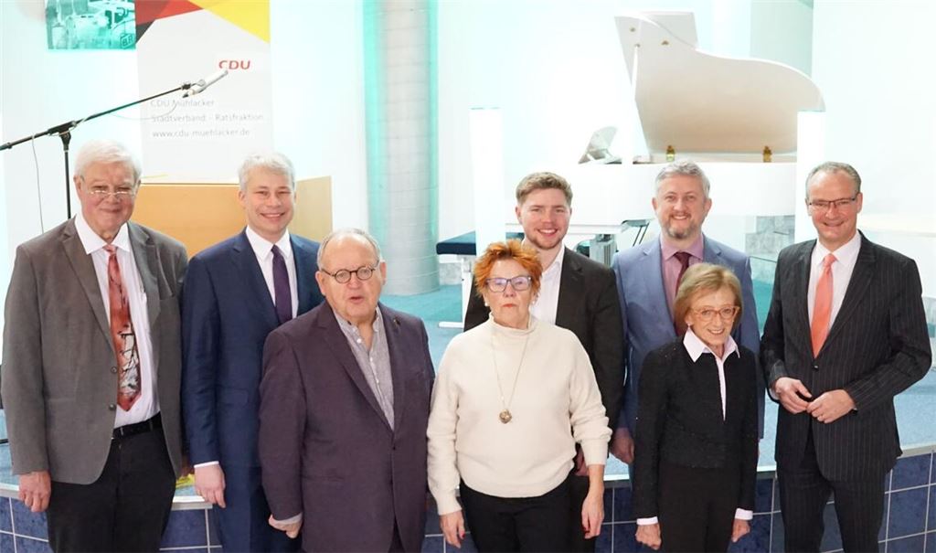 Dr. Peter Napiwotzky (v.li.), Vorsitzender des CDU-Stadtverbandes, Steffen Bilger, Parlamentarischer Geschäftsführer der CDU-Bundestagsfraktion, Günter Bächle, Stadt-, Kreisrat und Fraktionsvorsitzender, Gisela Schmid-Beck, ehemalige CDU-Stadträtin, Nico Gunzelmann, CDU-Landtagskandidat, Martin Gegenheimer, Vorsitzender der CDU Pforzheim-Enzkreis, Herta Gutmann, Inhaberin der Musikschule Gutmann, und Gunther Krichbaum, Staatsminister für Europa beim Bundesminister des Auswärtigen. Fotos: Bastian