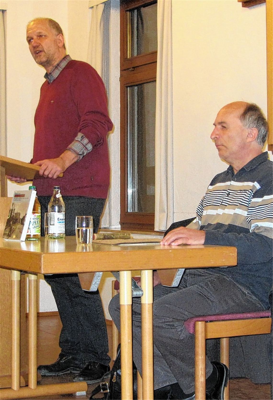 Dr. Peter Sindlinger (li.) und Manfred Tretter beim Vortrag im Gemeindehaus.