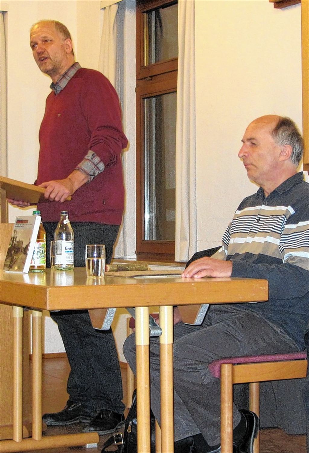 Dr. Peter Sindlinger (li.) und Manfred Tretter beim Vortrag im Gemeindehaus.