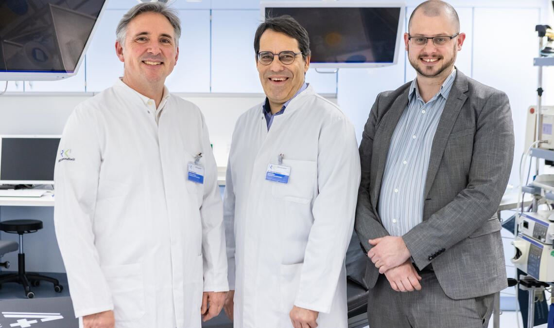 Dr. René Gulden (li.) und Fabian Bunzel (re.) begrüßen Dr. Markus Hartmann im Team der Enzkreis-Kliniken Mühlacker. Foto: RKH