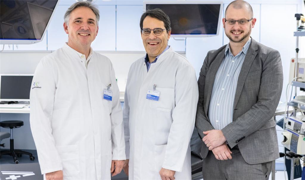 Dr. René Gulden (li.) und Fabian Bunzel (re.) begrüßen Dr. Markus Hartmann im Team der Enzkreis-Kliniken Mühlacker. Foto: RKH