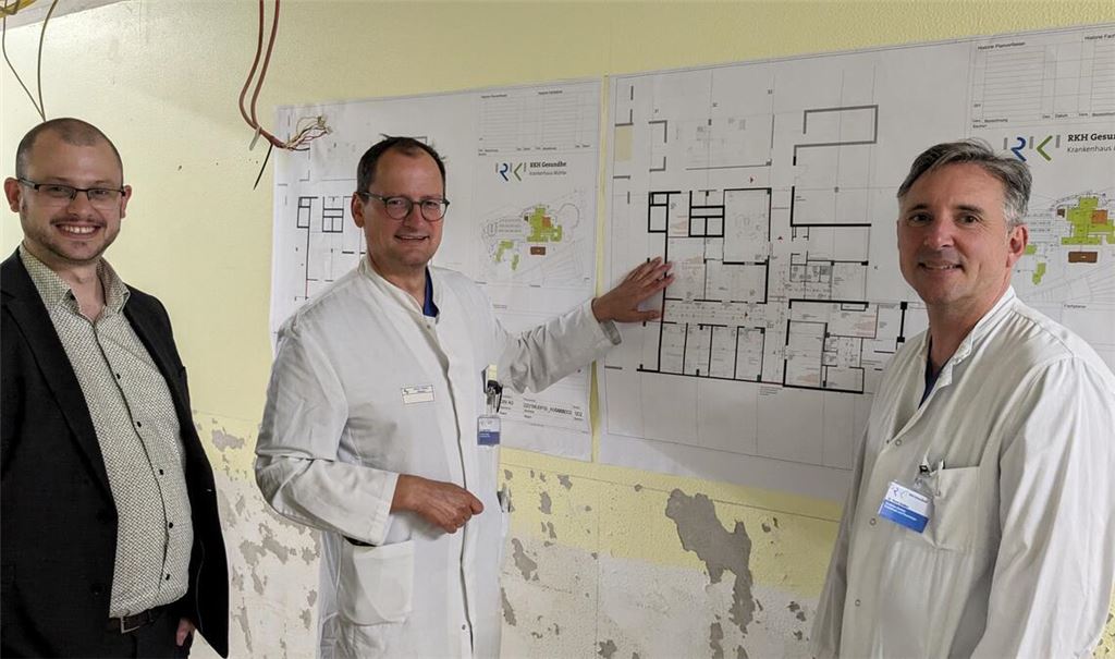 Dr. René Gulden (v.re.), Dr. Stefan Pfeiffer und Fabian Bunzel bauen das Angebot des RKH Krankenhauses aus. Fotos: Steigleder