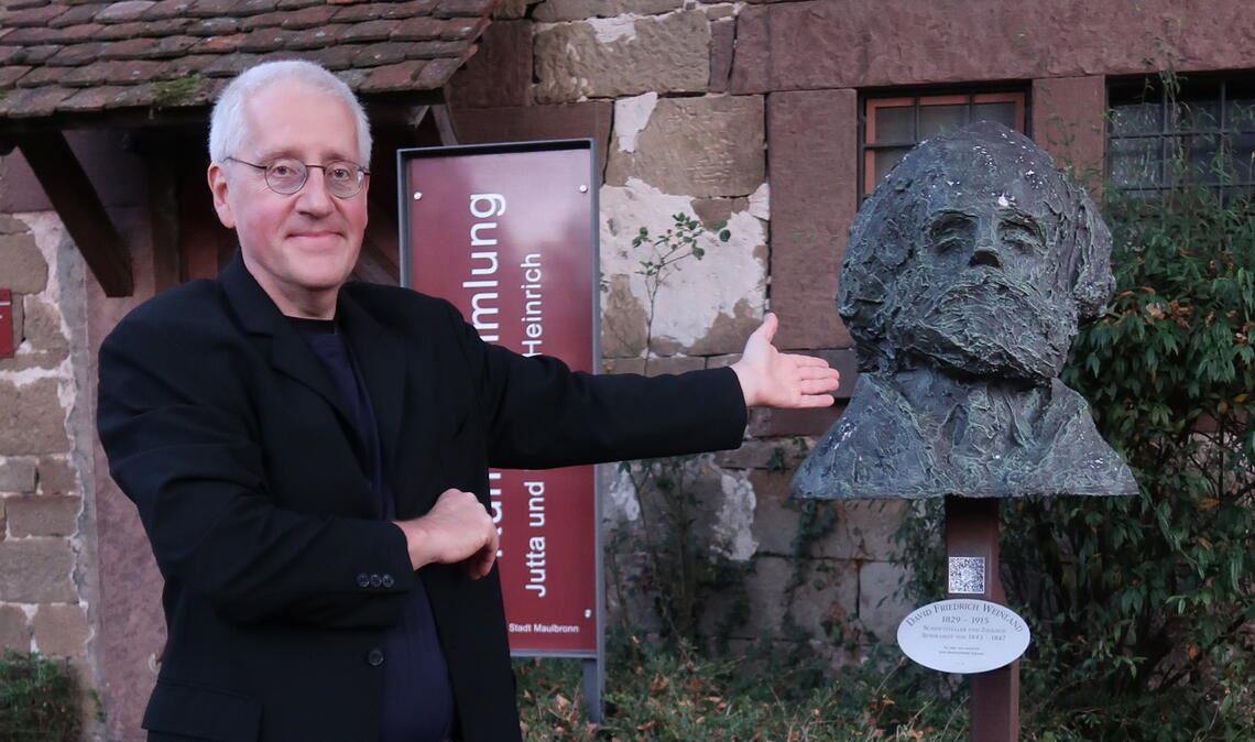Dr. Reto Krüger mit der Büste von David Friedrich Weinland, den er gerade aufgrund der Vielschichtigkeit seiner Persönlichkeit besonders interessant findet. Foto: Warzecha