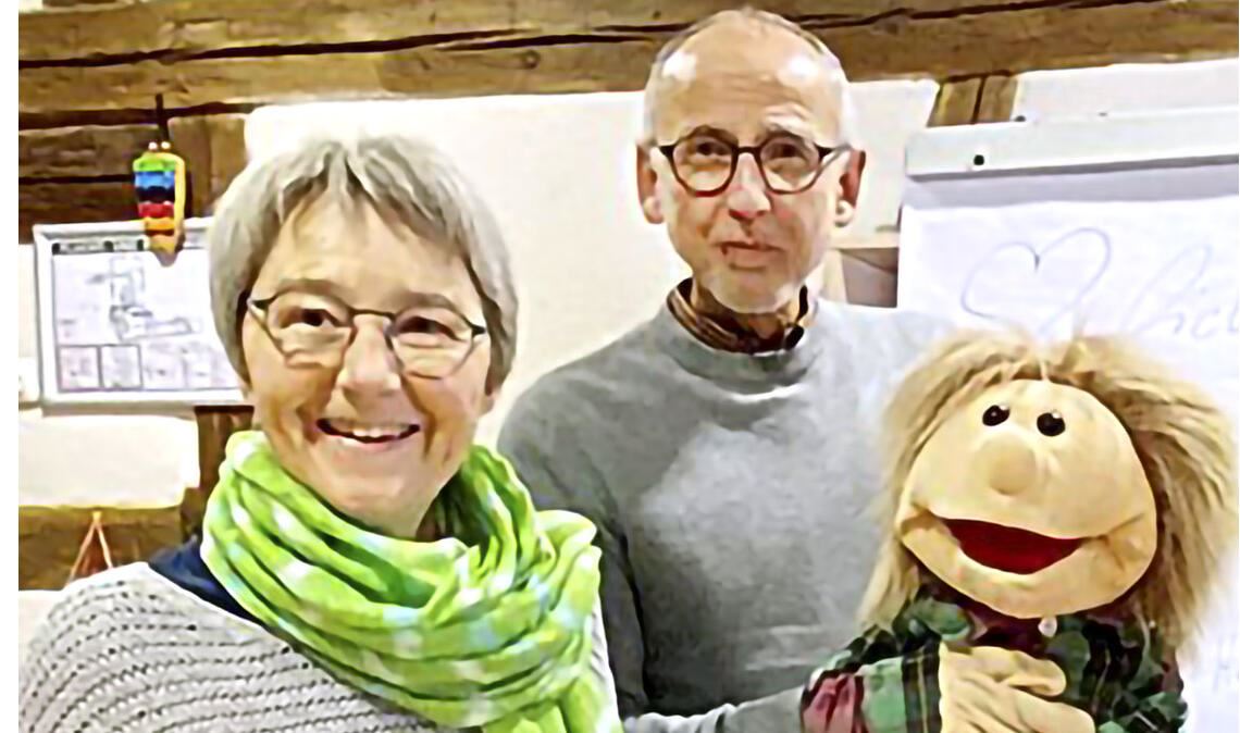„Heini“ stärkt seit 25 Jahren
Kindern den Rücken Dr. Rüdiger Schilling mit der Abgeordneten Stefanie Seemann und „Heini“. Foto: Archiv
