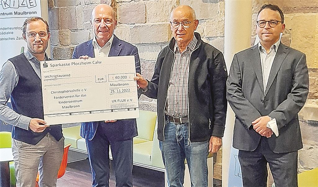 Dr. Sebastian Schröder vom Kinderzentrum (v.li.), Klaus Hahn von der Firma Flux, Karl Craiß, Vorsitzender der Christophorushilfe, und Flux-Prokurist Alexander Geib bei der Spendenübergabe. Foto: privat