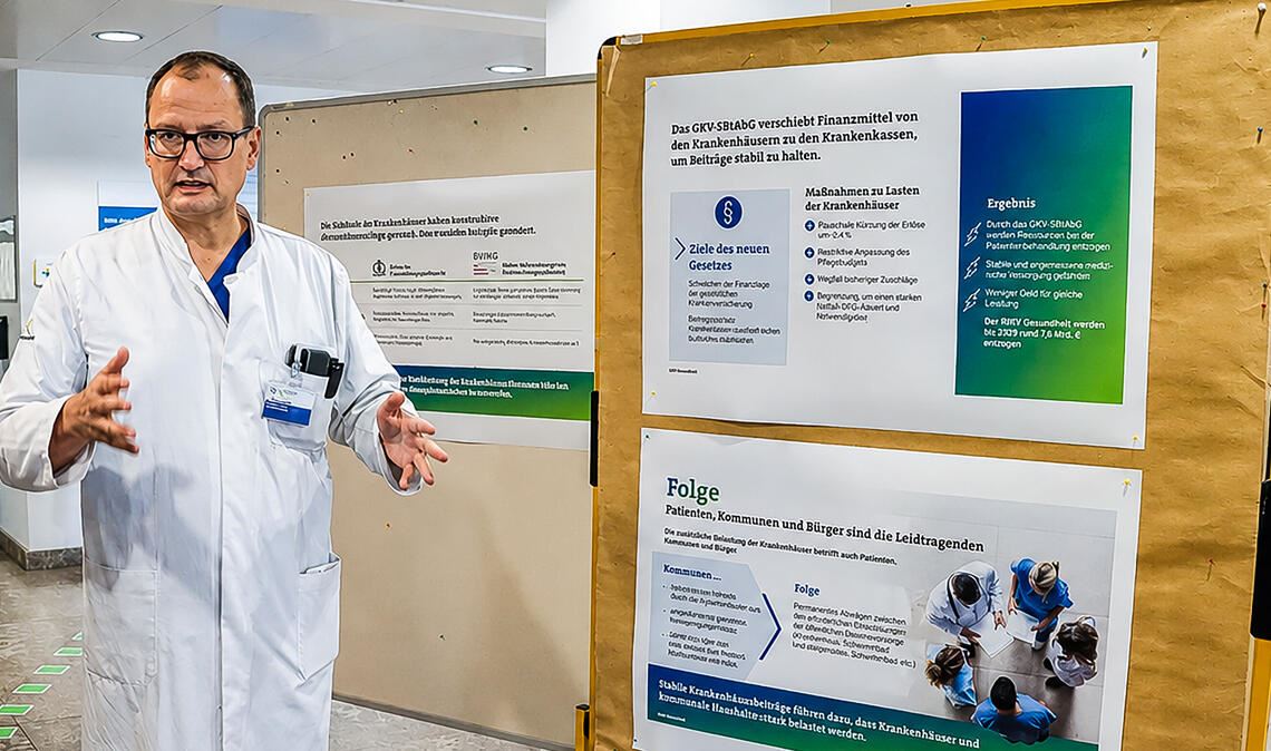 Dr. Stefan Pfeiffer, Ärztlicher Direktor der RKH-Klinik Mühlacker, vor der Plakatwand, auf der die Negativfolgen des geplanten Gesetzes umrissen sind. Foto: Bastian