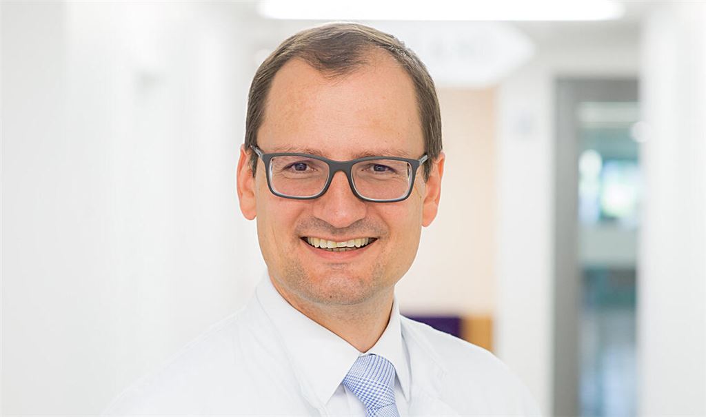 Dr. Stefan Pfeiffer, Ärztlicher Direktor des Zentrums für Innere Medizin am RKH Krankenhaus Mühlacker, erklärt die Gefahren von Alkohol. Foto: privat