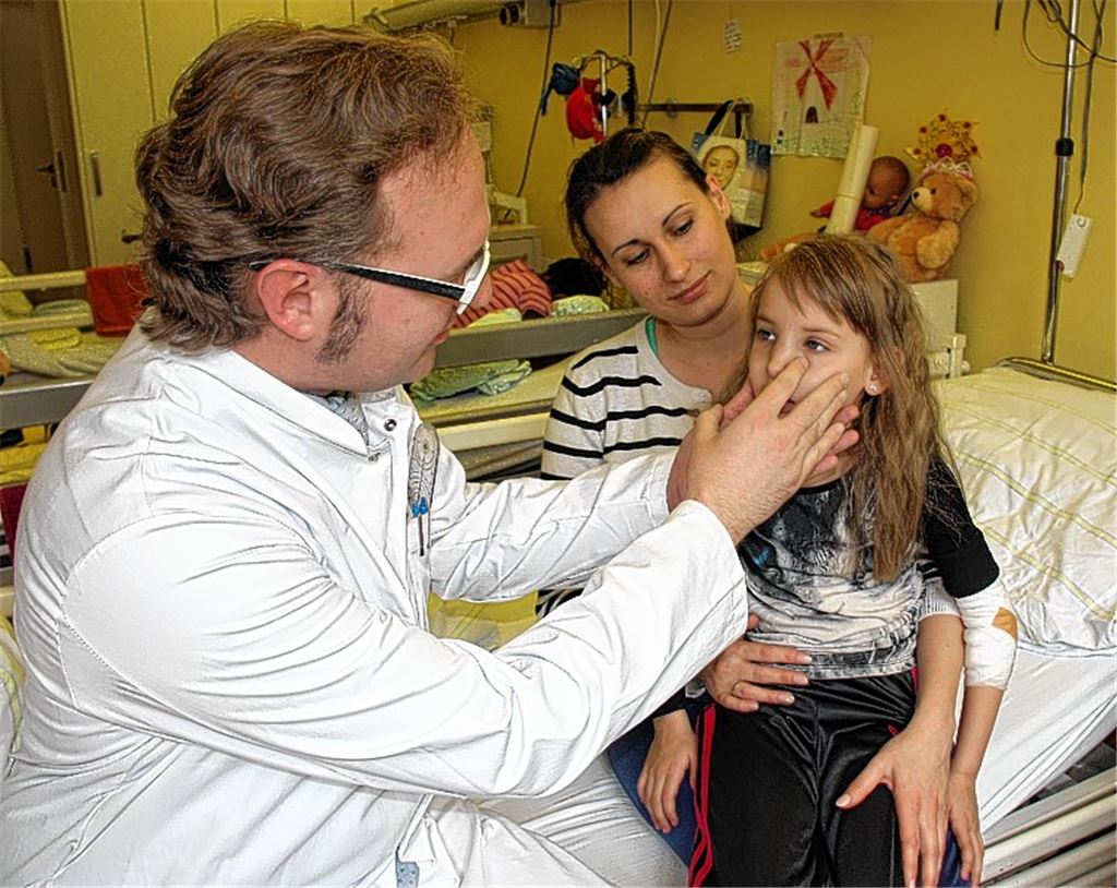 Dr. Thomas Ringle mit Patientin Adelina und ihrer Mutter Elena Boos.