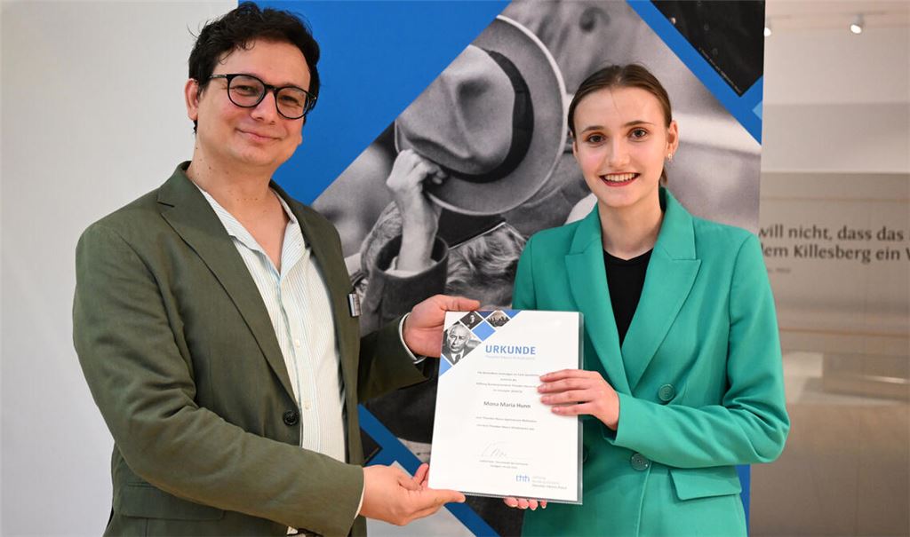 Dr. Thorsten Holzhauser, Geschäftsführer der Stiftung Bundespräsident-Theodor-Heuss-Haus, überreicht Monika Maria Hunn ihre Auszeichnung.Foto: Theodor-Heuss-Haus/Franziska Kraufmann.