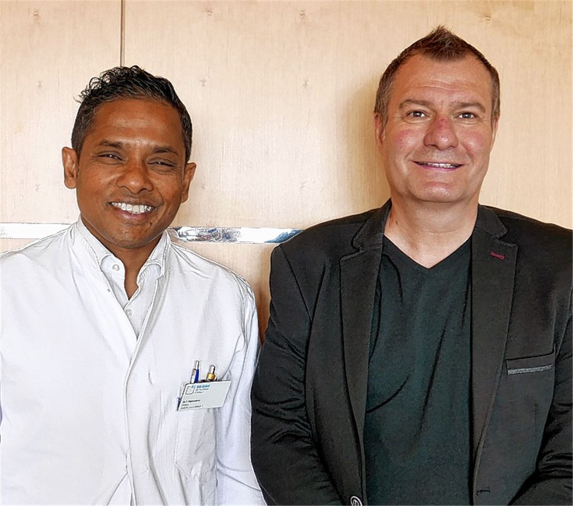 Dr. Thushira Weerawarna, Chefarzt der Klinik für Innere Medizin am Siloah St. Trudpert Klinikum, und der durch das Coronavirus schwer an der Lunge erkrankte und nun wieder gesunde Stephan Kindler nach seiner Entlassung. privat