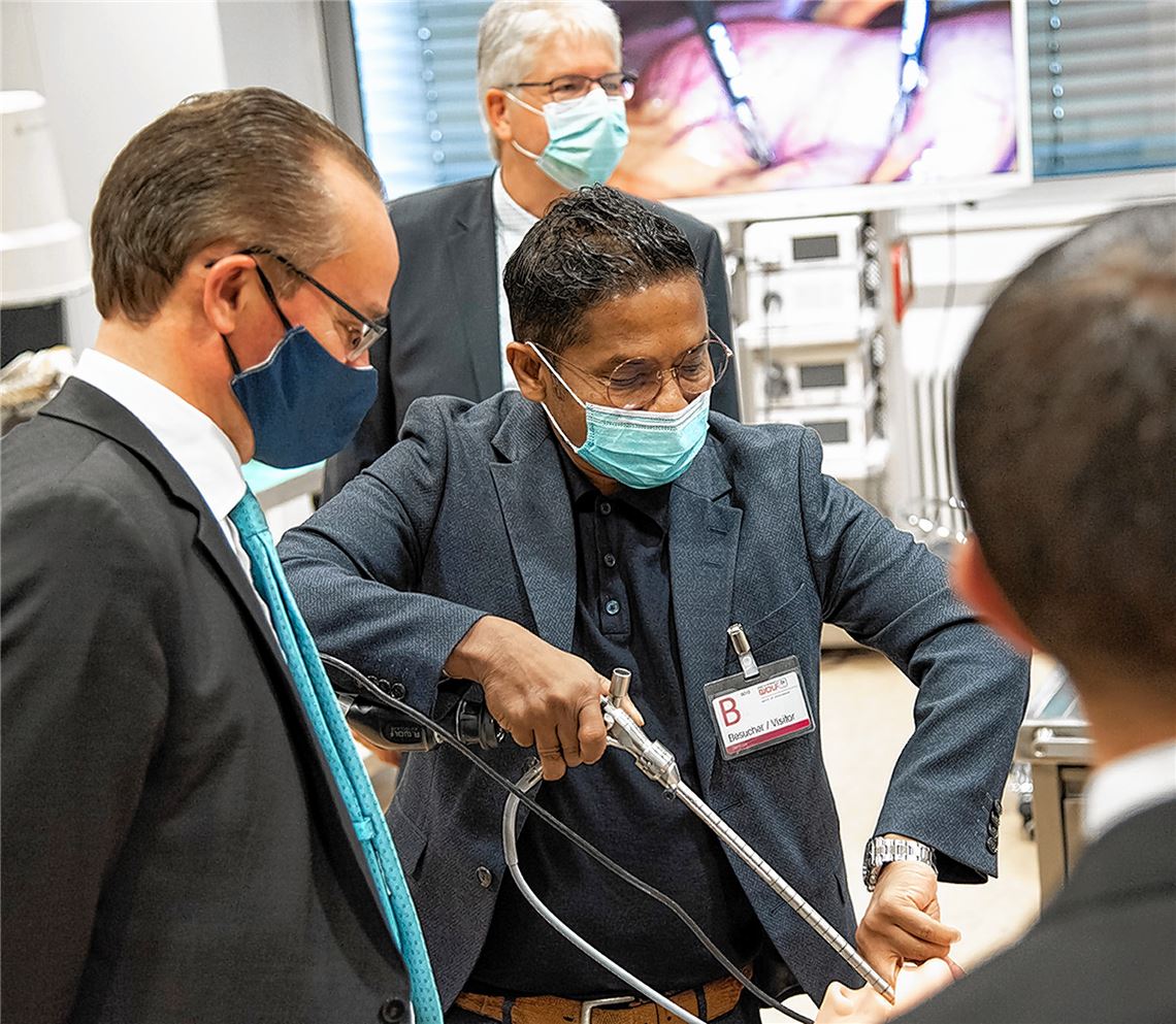 Dr. Thushira Weerawarna, Chefarzt der Klinik für Pneumologie, Beatmungs- und Schlafmedizin im Siloah St. Trudpert Klinikum, testet die Instrumente aus dem Hause Wolf. Links Bundestagsabgeordneter Gunther Krichbaum.privat