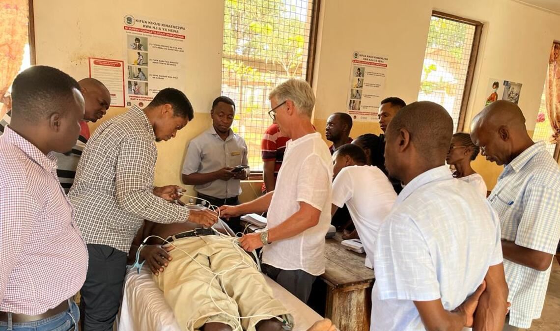 Dr. Till Neugebauer schult im Rahmen der Klinikpartnerschaft Mediziner des Mkomaindo-Hospitals in Masasi am neuen EKG-Gerät und direkt am Patienten. Foto: Enzkreis/Dr. E. Sabas