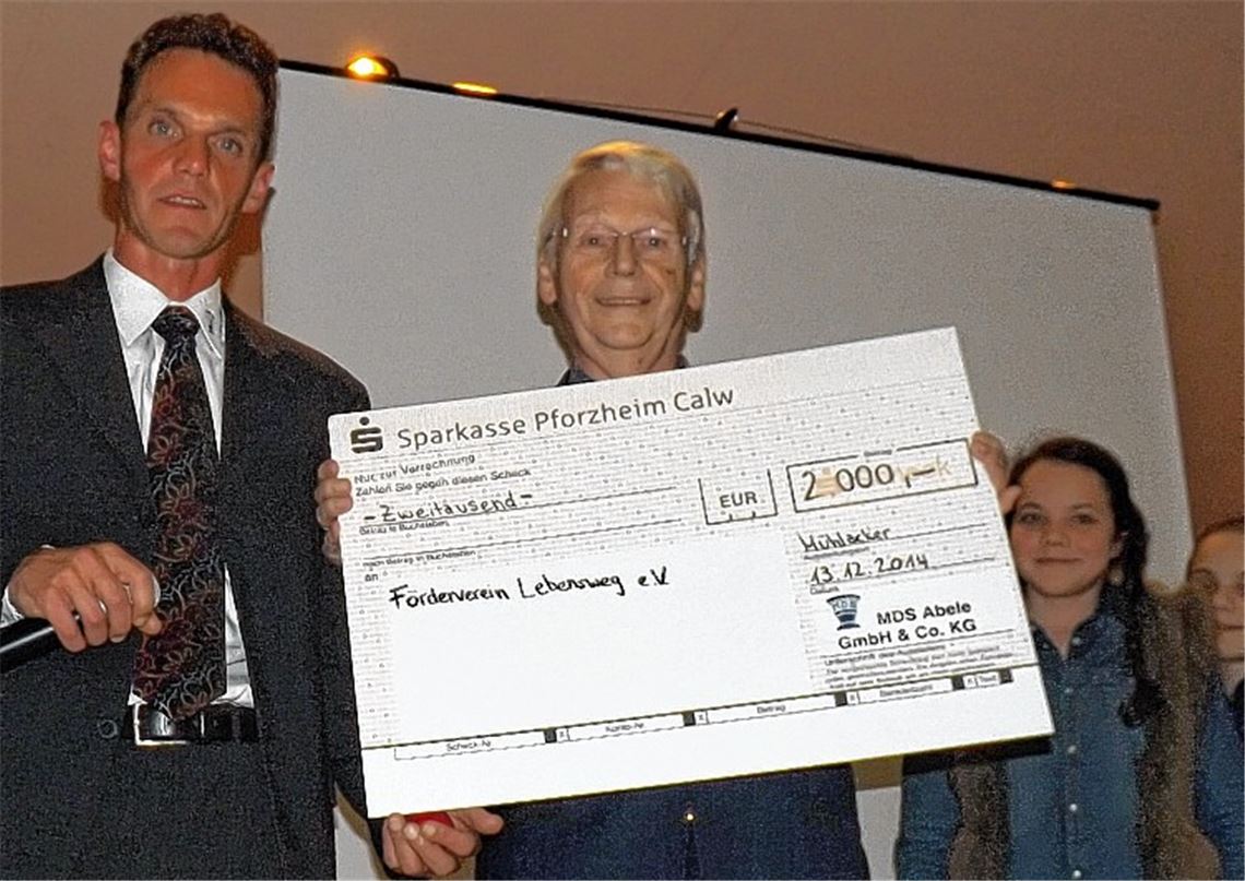 Dr. Udo Beller vom Förderverein freut sich über die Spende der Geschäftsleitung und der Mitarbeiter von MDS Abele, die Geschäftsführer Jochen Lindner (li.) übergibt. Foto: privat