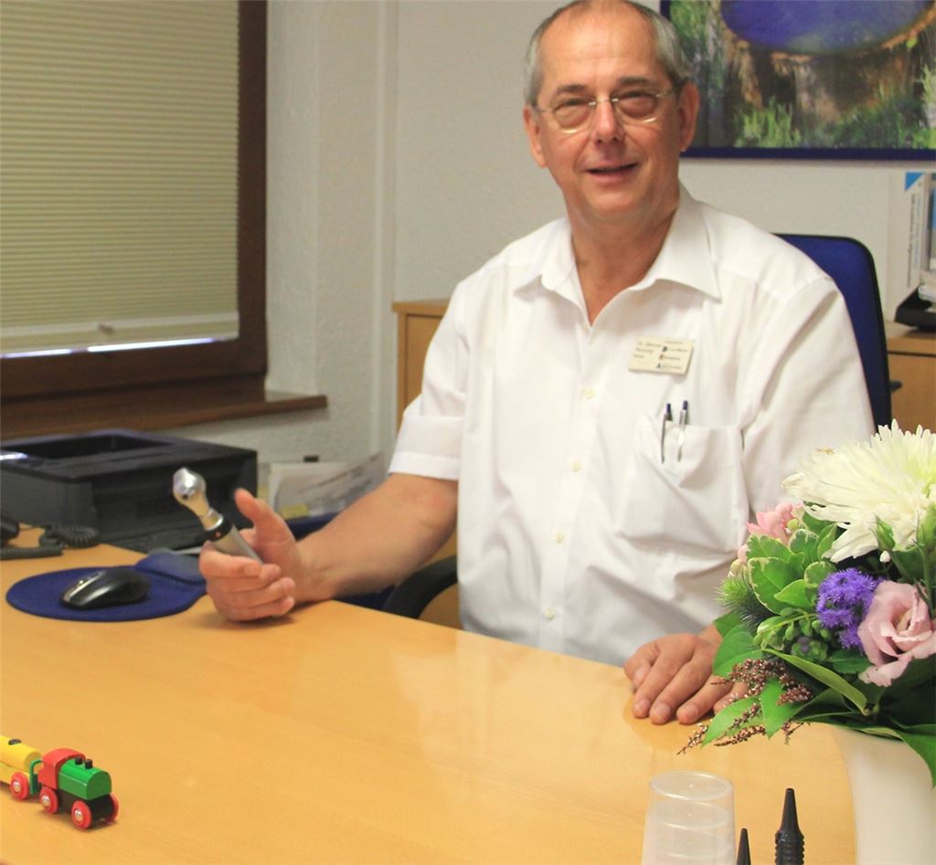 Dr. Werner Reininghaus in seiner Knittlinger Praxis, die er zum Jahresende nach fast 39 Jahren an Alf Conrad und Jens Olaf Streubel übergibt. Foto: privat