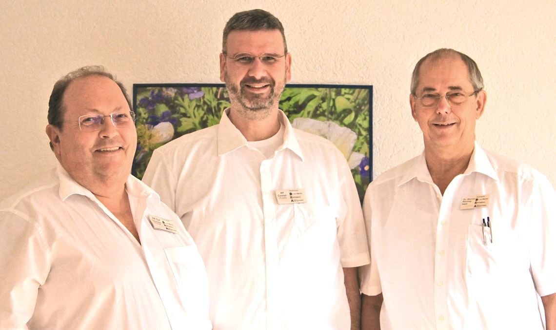 Teamarbeit für die Patienten Dr. Werner Reininghaus (re.) mit seinen Nachfolgern Jens Olaf Streubel (li.) und Alf Conrad. Foto: privat